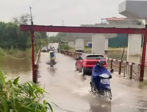 Dòng nước sông Đáy dâng cao ngập sâu mặt cầu tạm 72, tiềm ẩn hiểm họa khôn lường cho người và phương tiện qua lại.