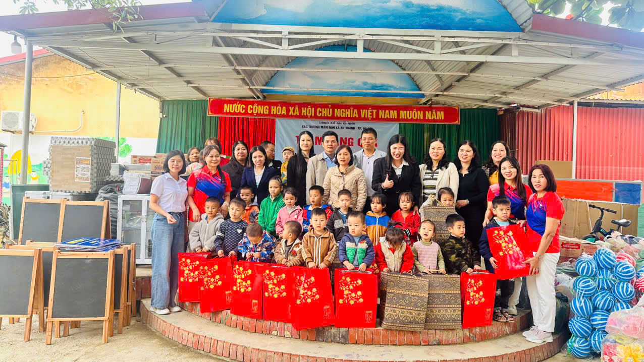 Những túi quà được chuẩn bị chu đáo gửi tận tay từng nhóm lớp, tiếp thêm niềm vui đến trường cho các bé vùng cao.