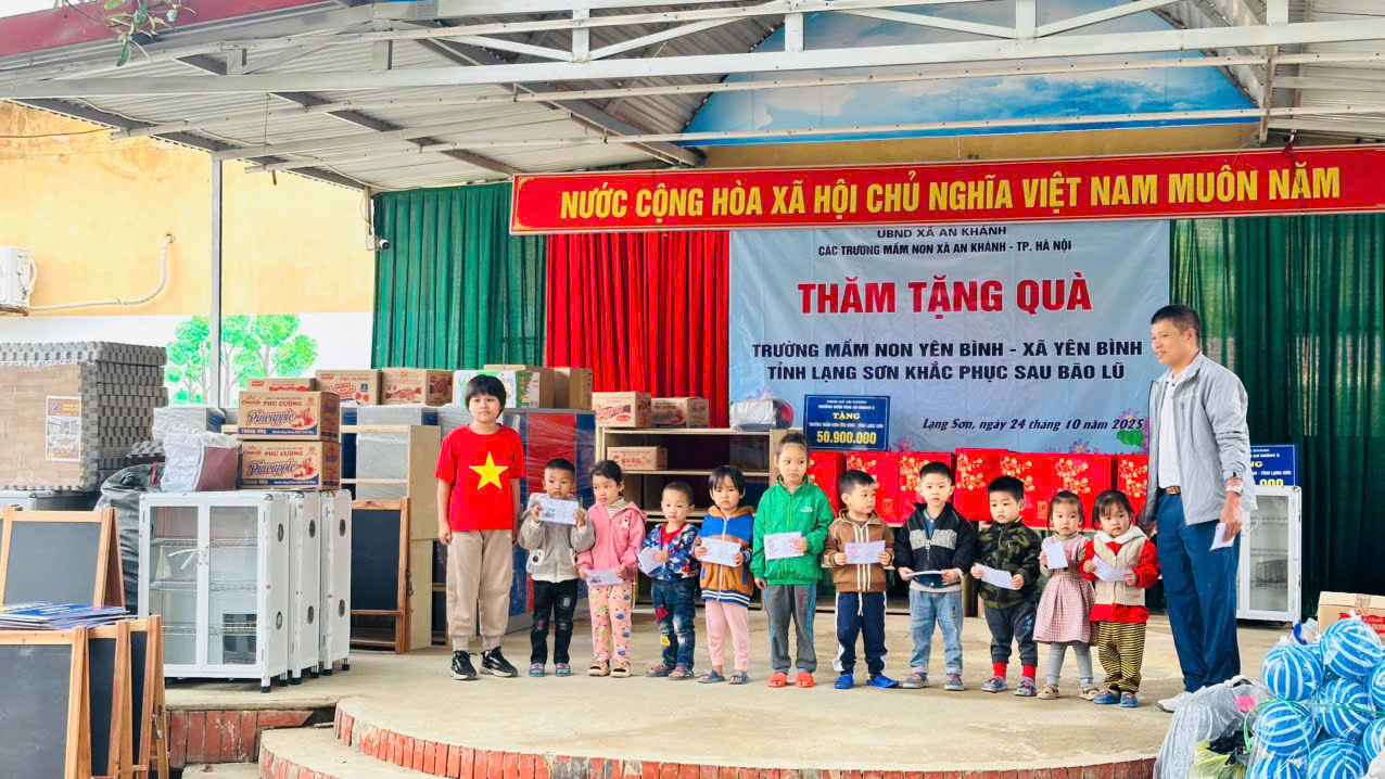 Các em học sinh mầm non Yên Bình hân hoan đón nhận những phần quà ý nghĩa từ đoàn thiện nguyện.