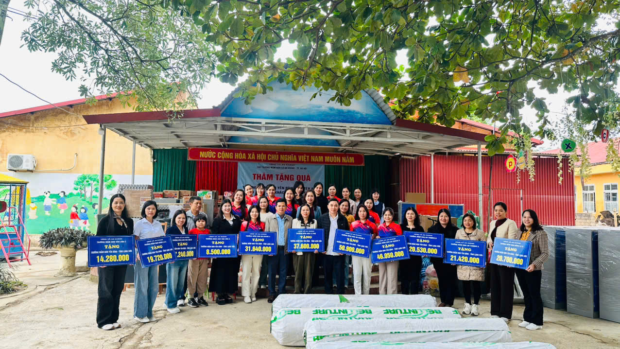Đại diện các trường mầm non xã An Khánh trao biểu trưng quyên góp của các đơn vị, nhóm lớp với tổng kinh phí trên 288 triệu đồng.