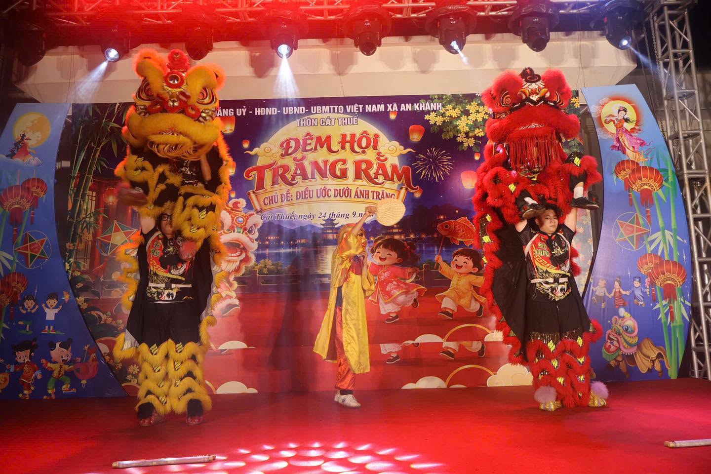 Màn múa lân uyển chuyển kết hợp hoạt cảnh Chú Cuội, Ông Địa tại thôn Cát Thuế mang lại nhiều niềm vui cho các em nhỏ.