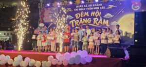 Không khí trao quà và khen thưởng học sinh vượt khó học giỏi đầy ấm áp tại thôn Ngự Câu.