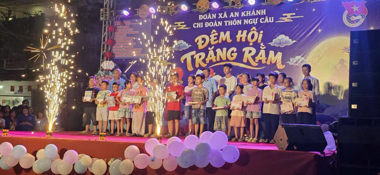 Không khí trao quà và khen thưởng học sinh vượt khó học giỏi đầy ấm áp tại thôn Ngự Câu.