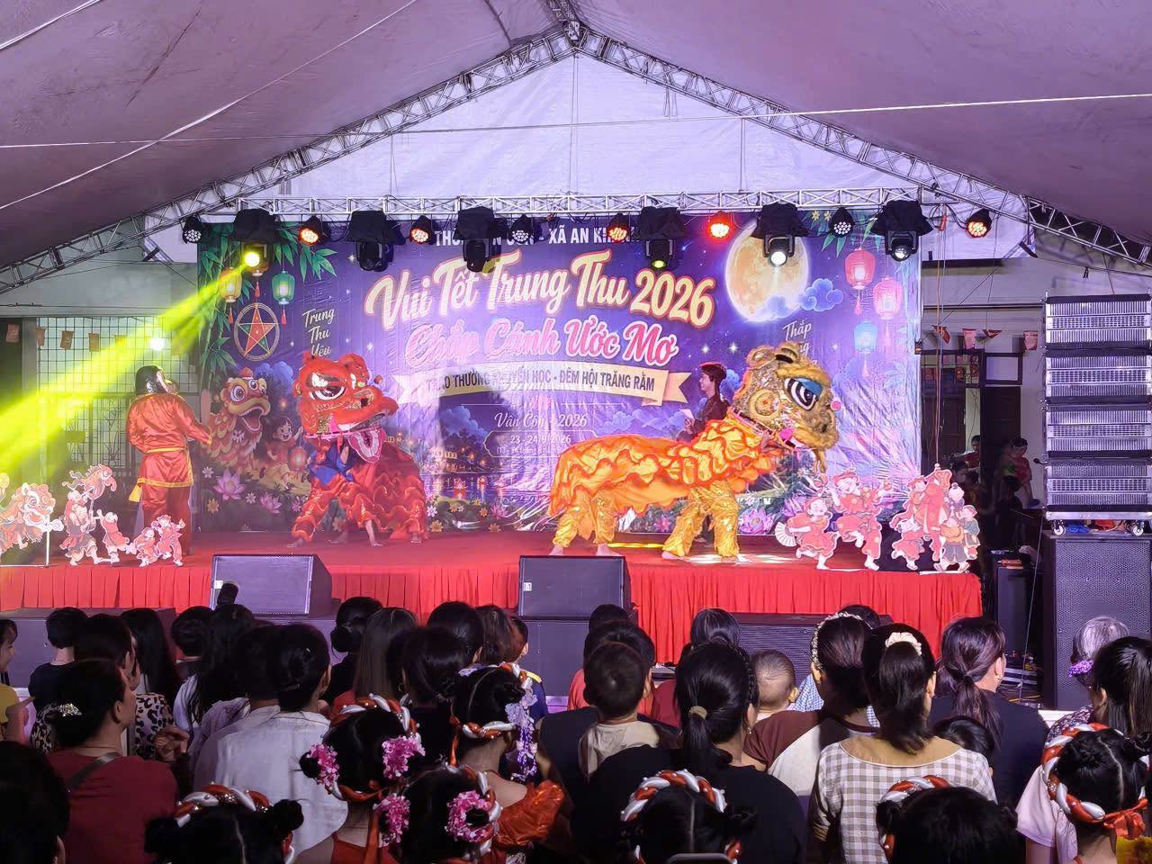 Sân khấu Đêm hội Trăng rằm thôn Vân Côn rực rỡ ánh đèn với sự tham gia cổ vũ của đông đảo phụ huynh và các em nhỏ.