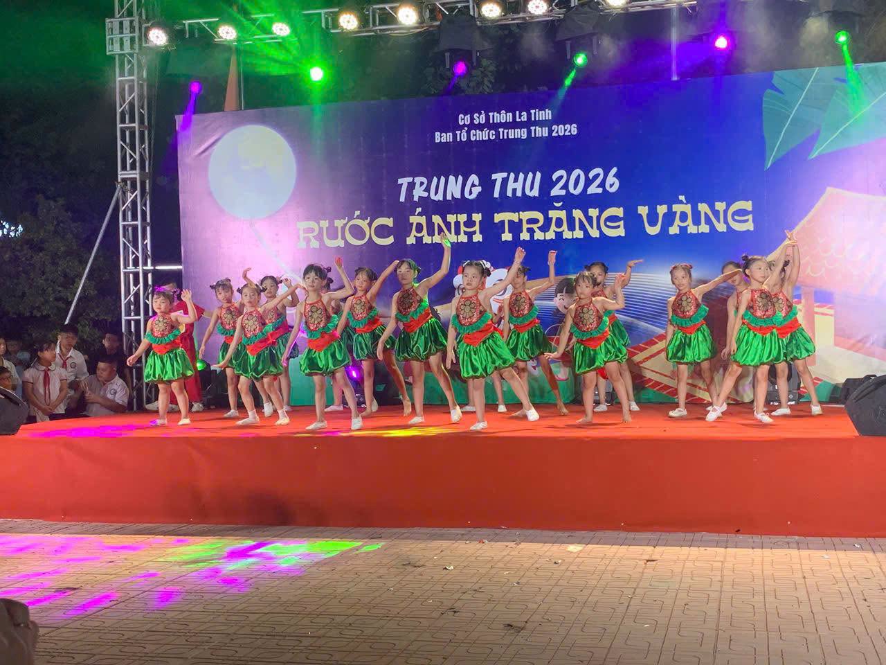 Tiết mục múa truyền thống mang đậm bản sắc dân gian của các em thiếu nhi thôn La Tinh.