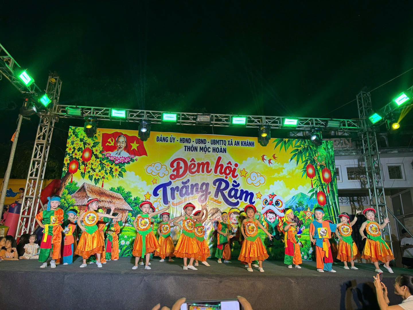Sân khấu thôn Mộc Hoàn bừng sáng với màn biểu diễn đồng diễn nhịp nhàng của các em thiếu nhi.