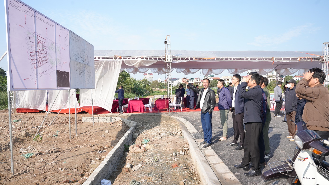 Cán bộ chuyên môn xã An Khánh phối hợp hướng dẫn người dân kiểm tra sơ đồ phân lô quy hoạch khu đất dịch vụ thôn Phú Vinh.