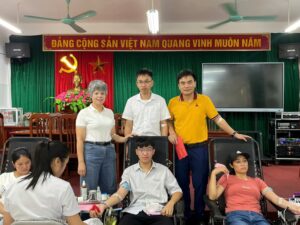 Đồng chí Bùi Thu Hương - Phó Chủ tịch UBND xã chụp ảnh lưu niệm, động viên các tình nguyện viên hoàn thành nghĩa cử cao đẹp.