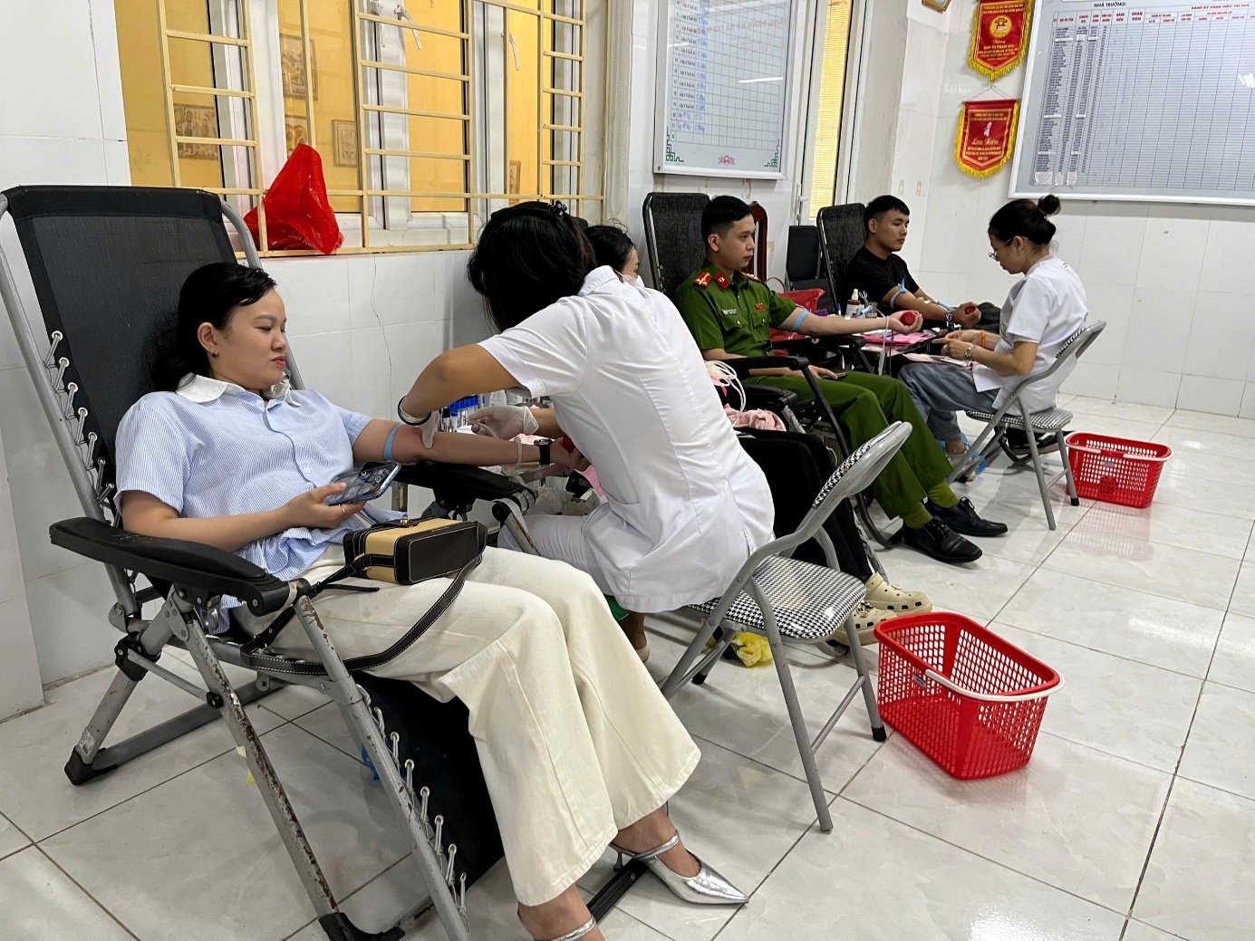 Cán bộ chiến sĩ công an cùng người dân An Khánh hăng hái tham gia hiến máu.