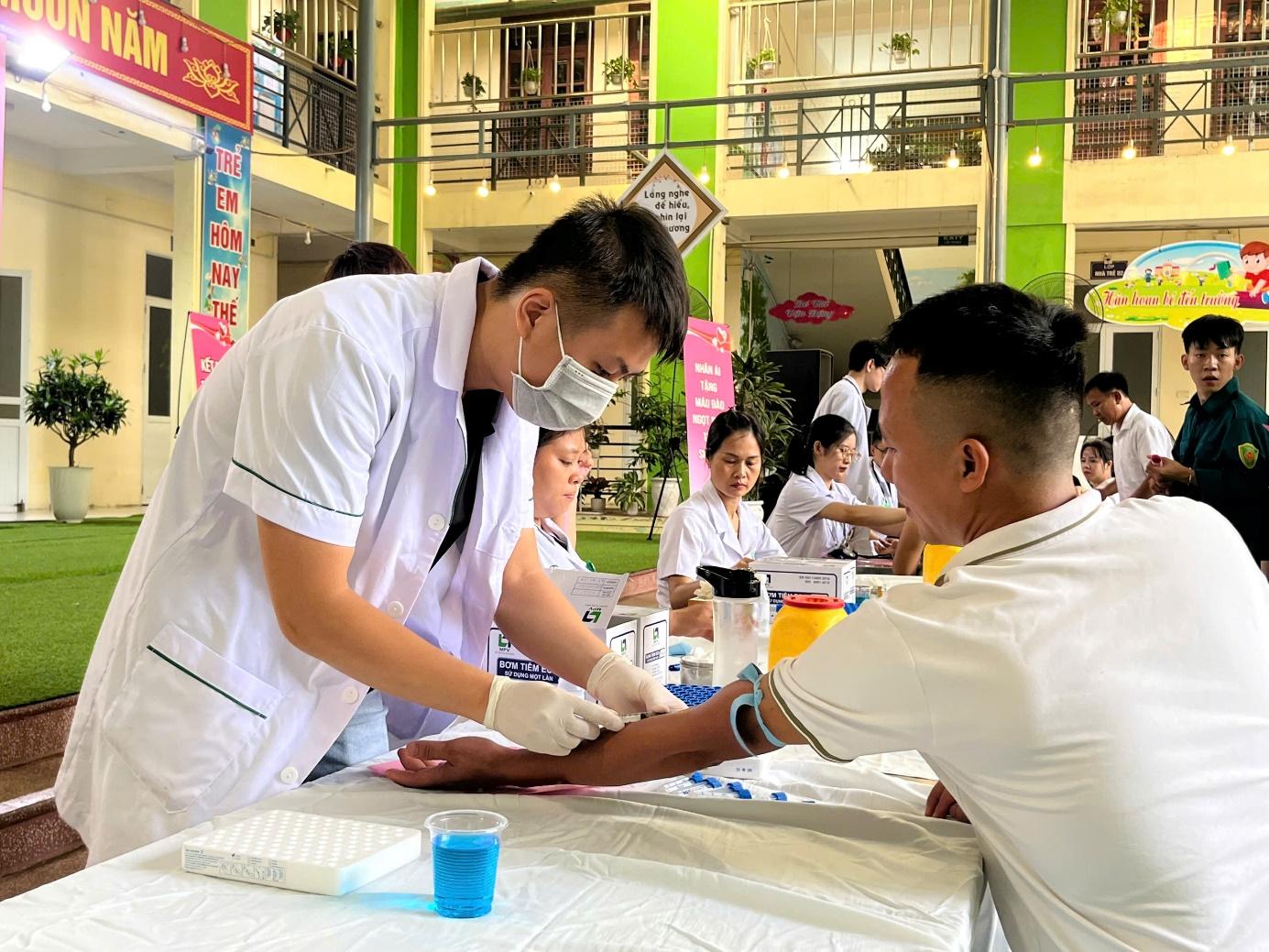 Đội ngũ y bác sĩ Bệnh viện Hữu nghị Việt Đức thực hiện xét nghiệm máu sàng lọc nhanh chóng, chuẩn xác.