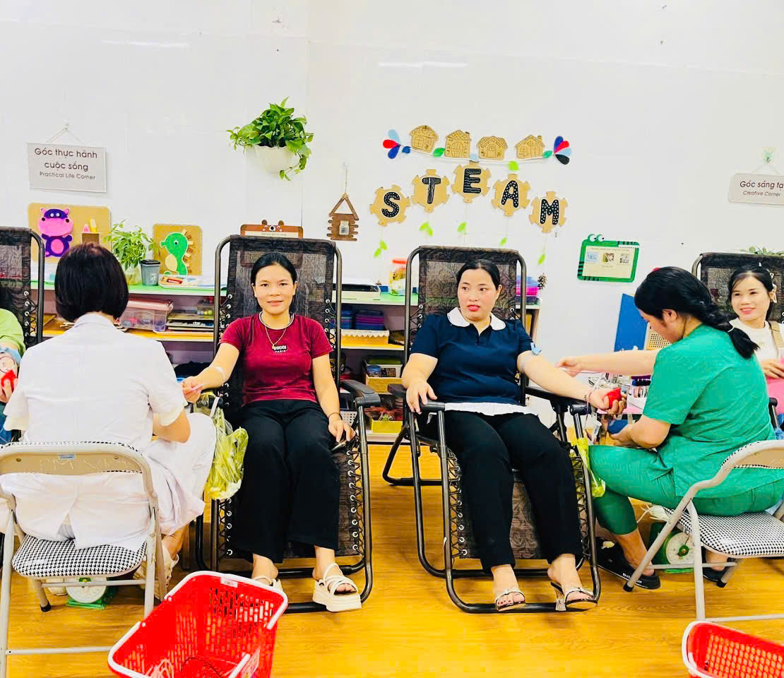 Nụ cười rạng rỡ của các nữ tình nguyện viên khi trao gửi những giọt máu ý nghĩa.
