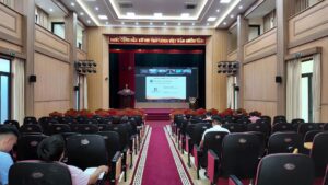 Các đại biểu xã An Khánh tập trung theo dõi nội dung hội nghị được truyền trực tuyến từ Sở Nội Vụ Hà Nội.