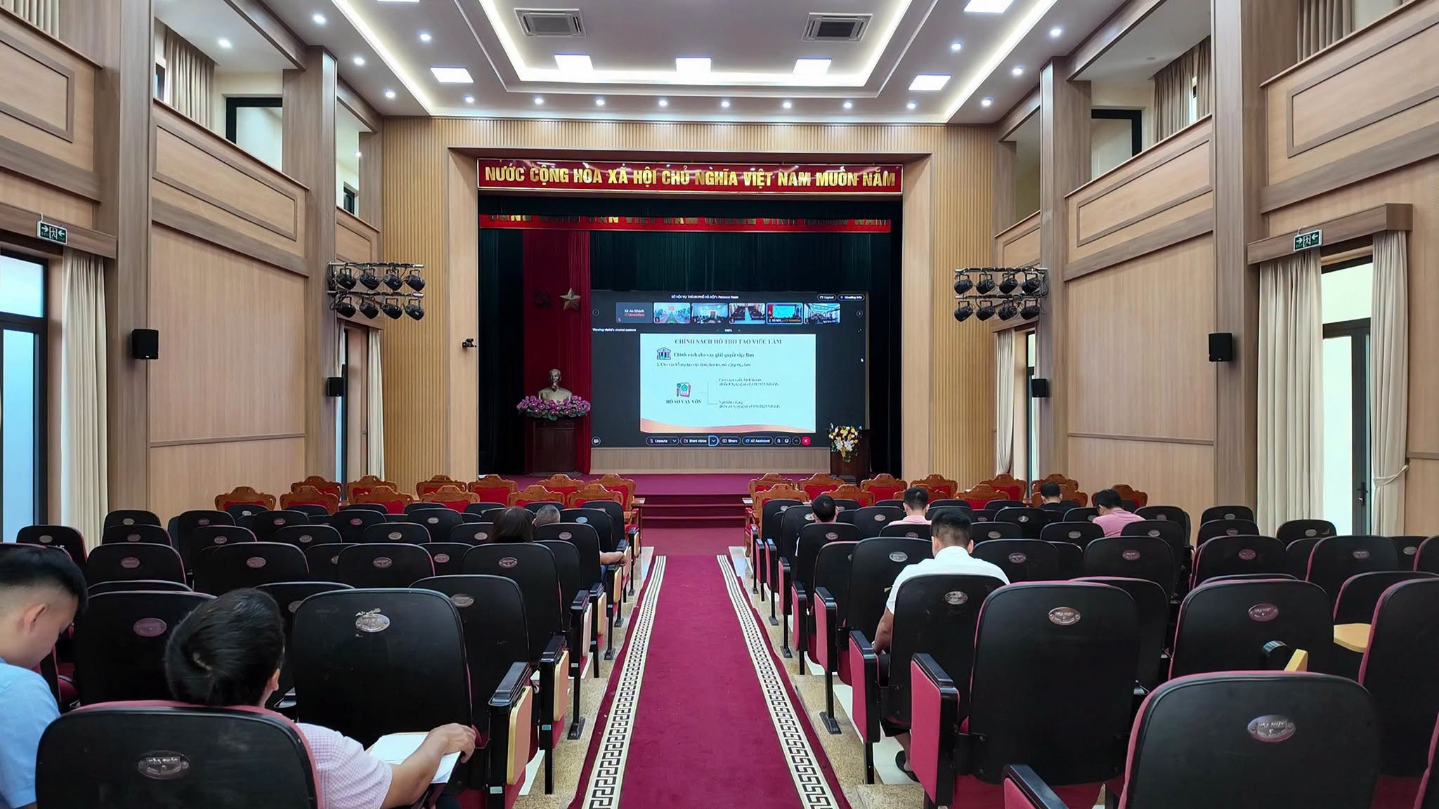 Các đại biểu xã An Khánh tập trung theo dõi nội dung hội nghị được truyền trực tuyến từ Sở Nội Vụ Hà Nội.