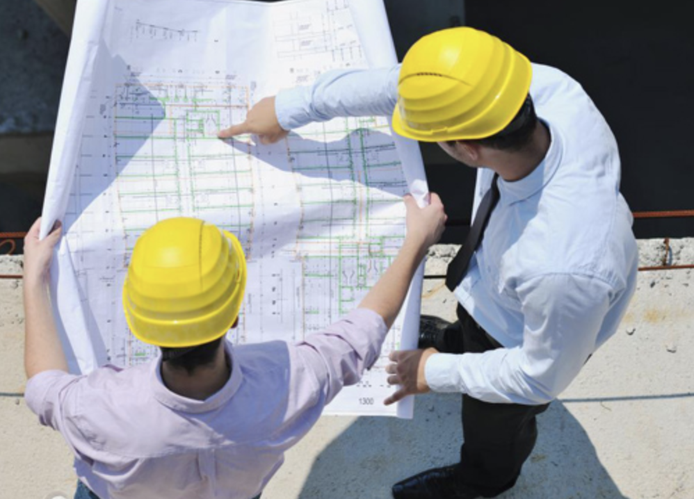 Kỹ sư hiện trường theo sát bản vẽ kỹ thuật nhằm bảo đảm độ chuẩn xác tuyệt đối trong từng chi tiết xây lắp.