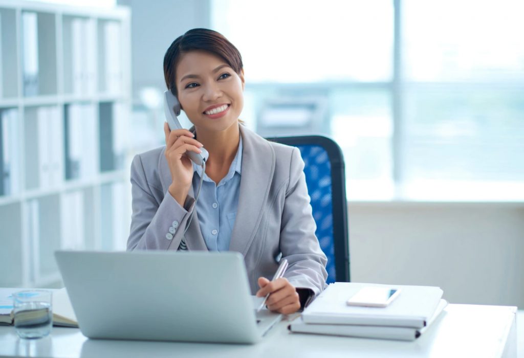 Nhân viên tư vấn trực tiếp lắng nghe nhu cầu và giải đáp các thắc mắc về đơn hàng tuyển dụng cho khách hàng.