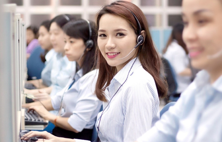 Môi trường làm việc văn phòng năng động, trang bị đầy đủ công cụ hỗ trợ liên lạc cho tư vấn viên.
