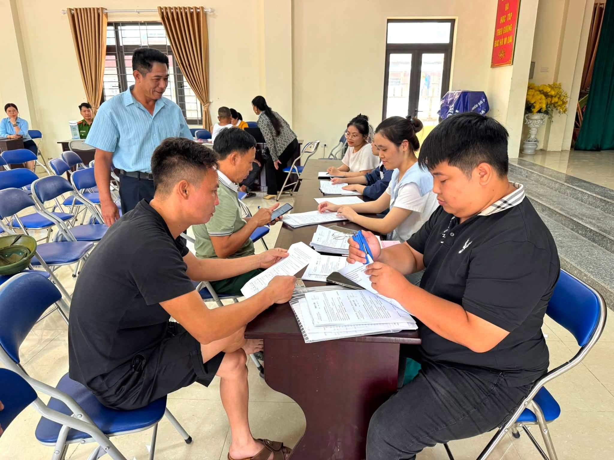Cán bộ chuyên trách hướng dẫn người dân kiểm tra các đầu mục giấy tờ pháp lý trước khi lập phiếu chi.