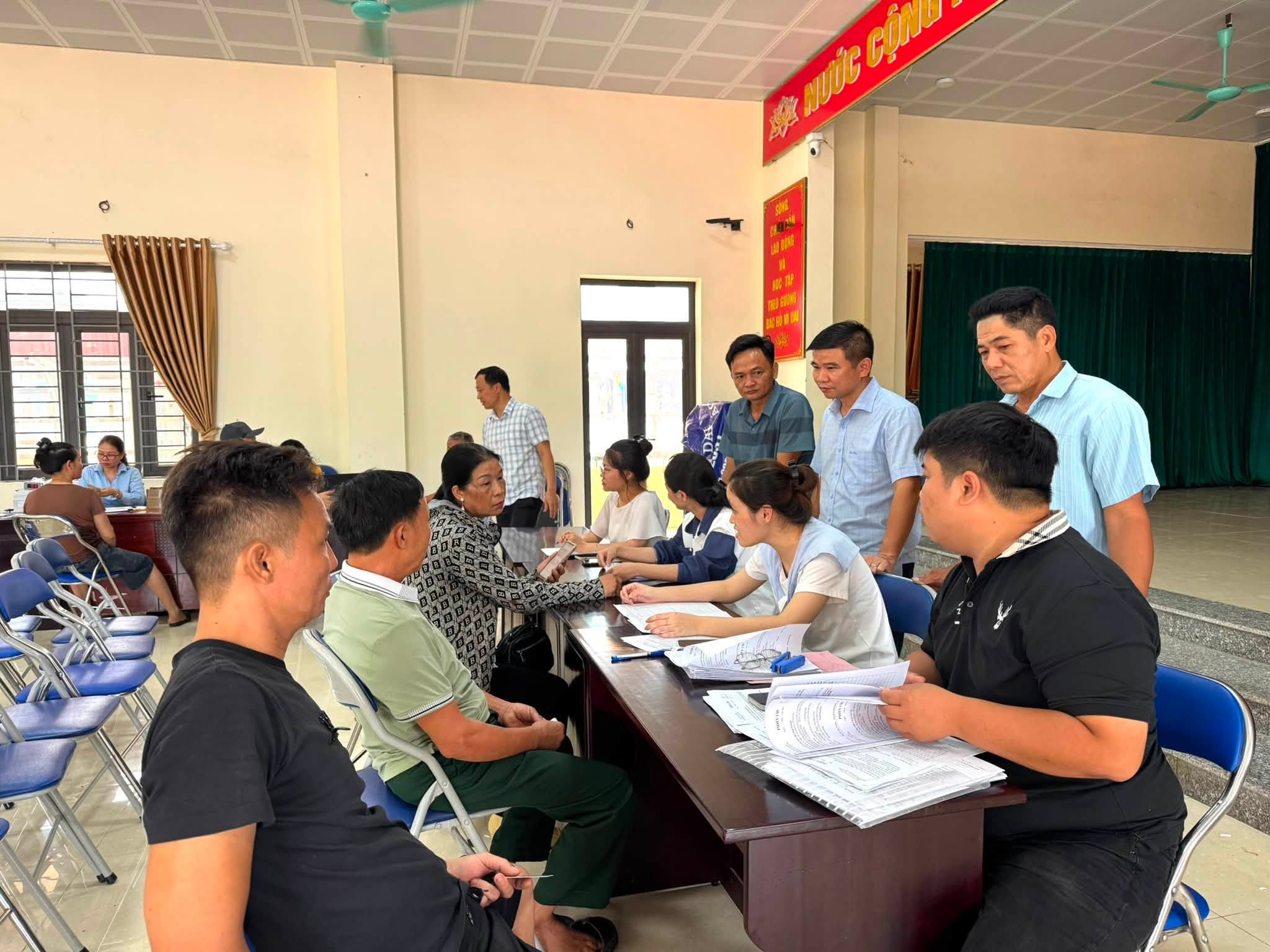 Toàn cảnh khu vực hướng dẫn thủ tục và đối soát hồ sơ bồi thường tại Nhà văn hóa thôn La Tinh sáng 28/8.