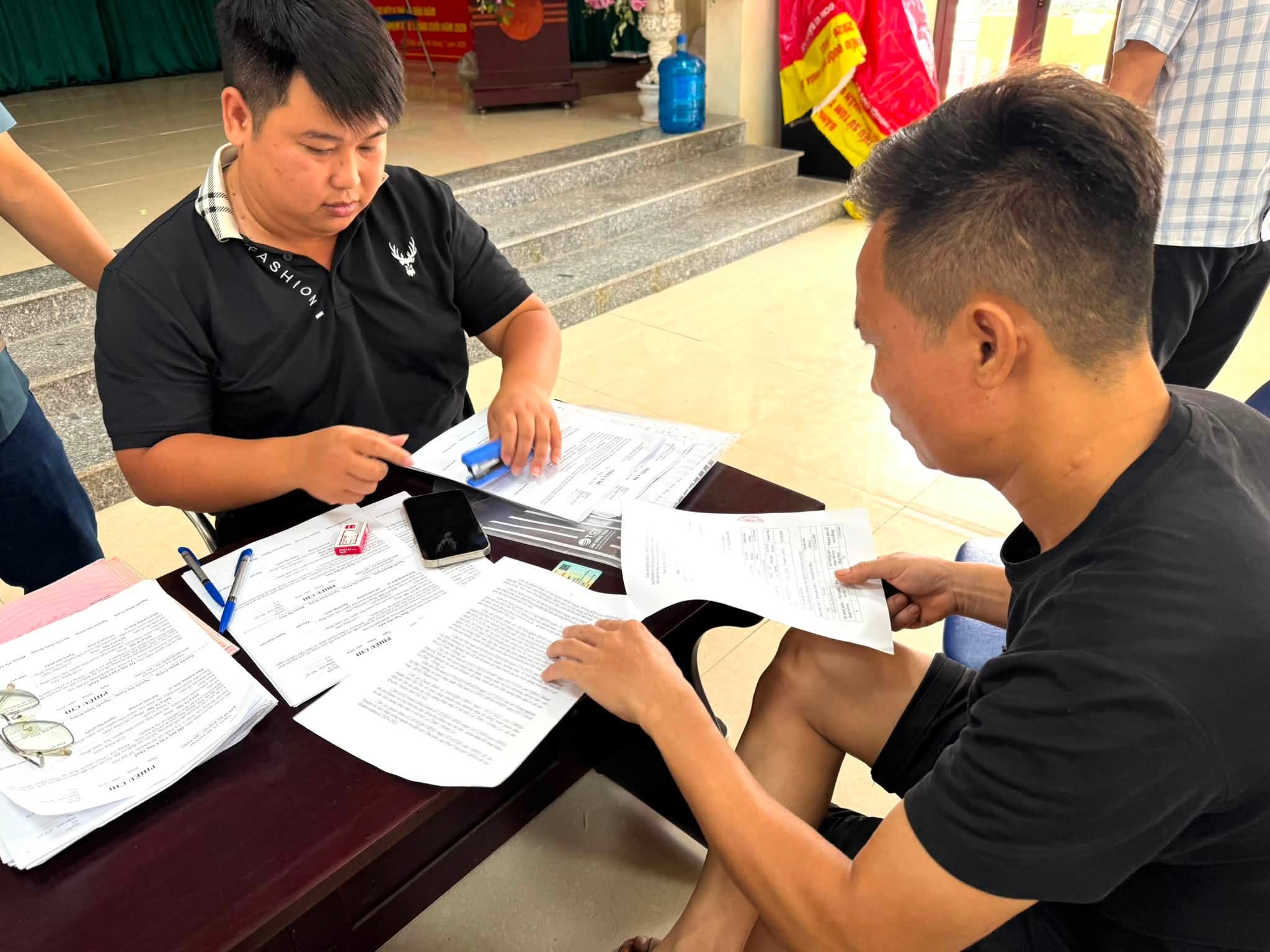 Người dân trực tiếp đọc, kiểm tra lại từng khoản mục bồi thường và ký biên bản xác nhận.
