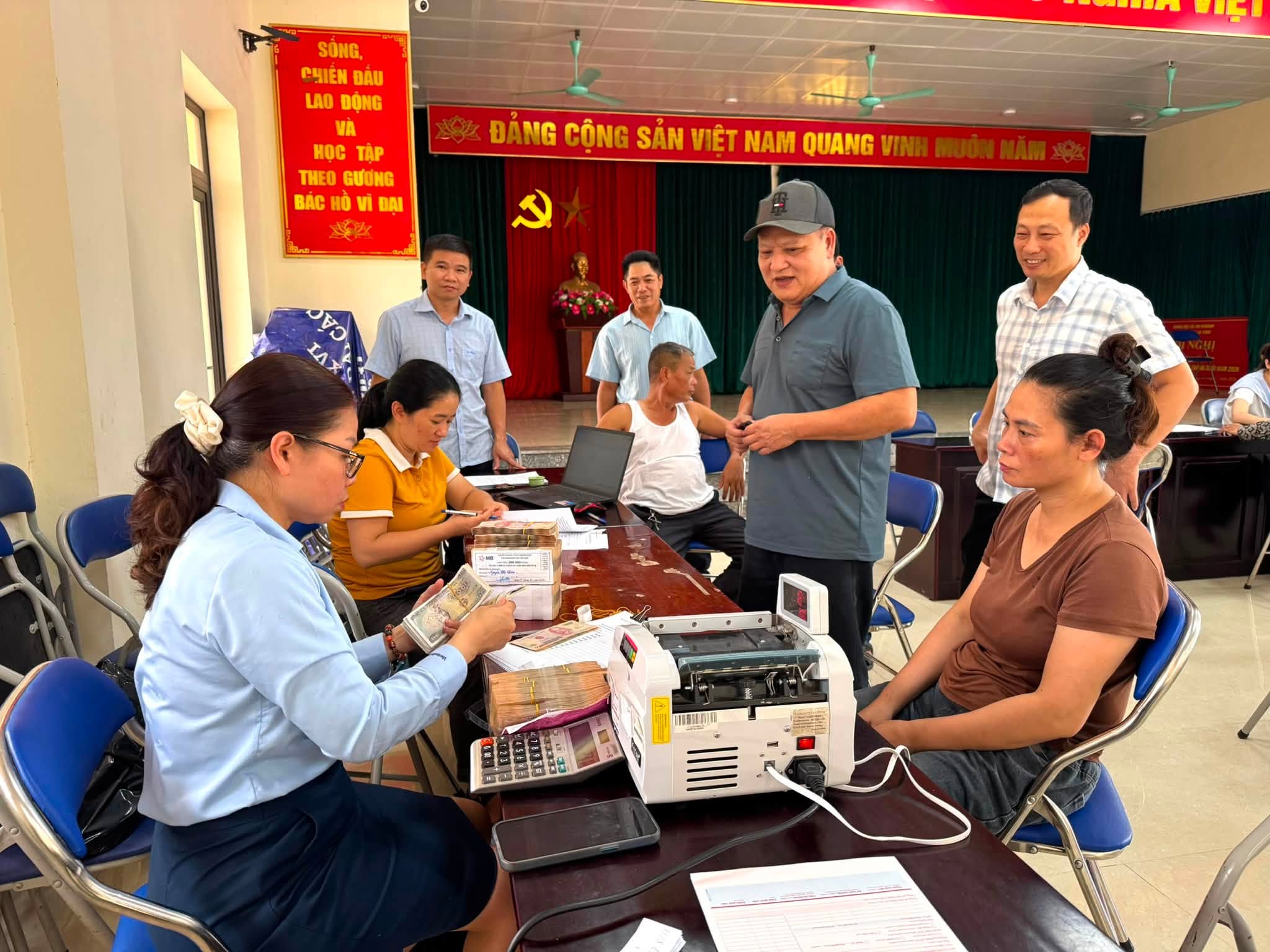 Cán bộ tài chính - ngân sách thực hiện chi trả tiền mặt trực tiếp cho người dân sau khi đối soát đầy đủ chữ ký.