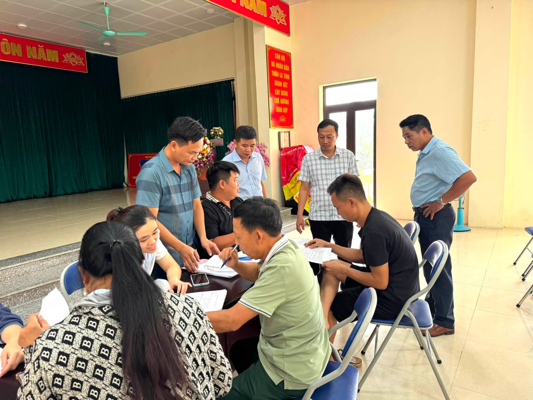 Cán bộ chuyên môn cùng lãnh đạo cơ sở túc trực hỗ trợ người dân hoàn tất quy trình chi trả kinh phí.