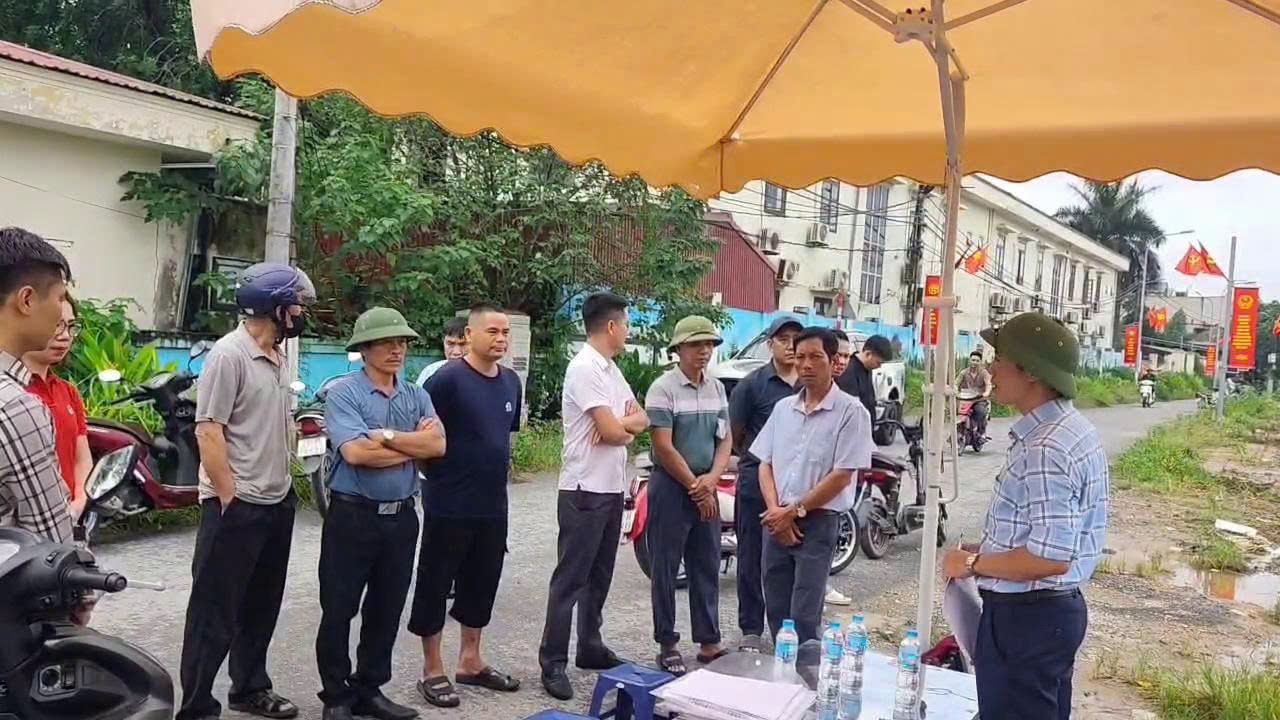 Lực lượng chức năng, cán bộ chuyên môn và các hộ dân tập trung tại khu đất dịch vụ X2 (Ngự Câu) để tiến hành các thủ tục giao nhận đất sáng 28/8.