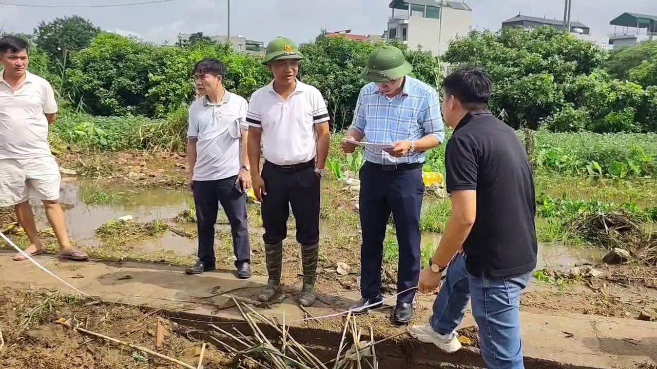 Cán bộ chuyên môn phối hợp cùng Công ty Cổ phần Khoáng sản và Môi trường Hà Nội đo đạc, xác định ranh giới từng thửa đất dịch vụ trước sự chứng kiến của người dân.