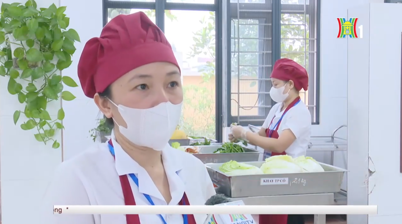 Nhân viên nhà bếp mang khẩu trang, găng tay, thực hiện sơ chế rau củ có dán nhãn định lượng rõ ràng.