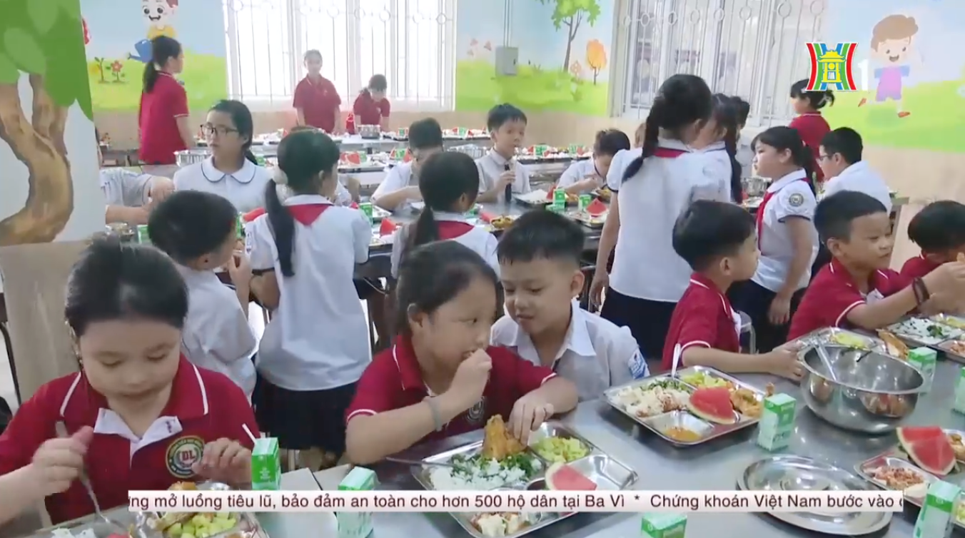 Bữa ăn bán trú đầy đủ dinh dưỡng, an toàn giúp các em học sinh có đủ năng lượng học tập suốt cả ngày.