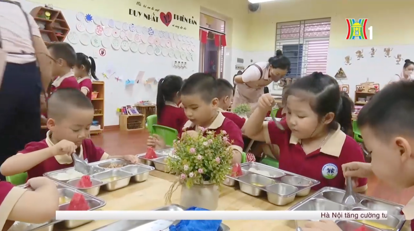 Giờ ăn trưa ngăn nắp, vui vẻ của các bé mầm non dưới sự chăm sóc ân cần của cô giáo.