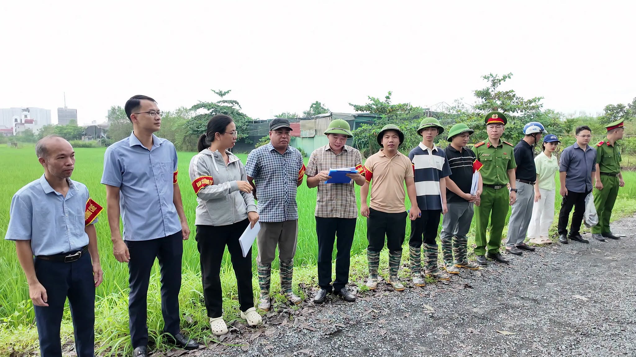 Toàn thể các thành viên Ban Cưỡng chế và lực lượng phối hợp tập kết đầy đủ tại thực địa thôn Thống Nhất sáng ngày 26/8.