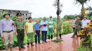 Đại diện Ban Cưỡng chế xã An Khánh đọc công khai Quyết định cưỡng chế thu hồi đất trước sự chứng kiến của chính quyền và người dân.