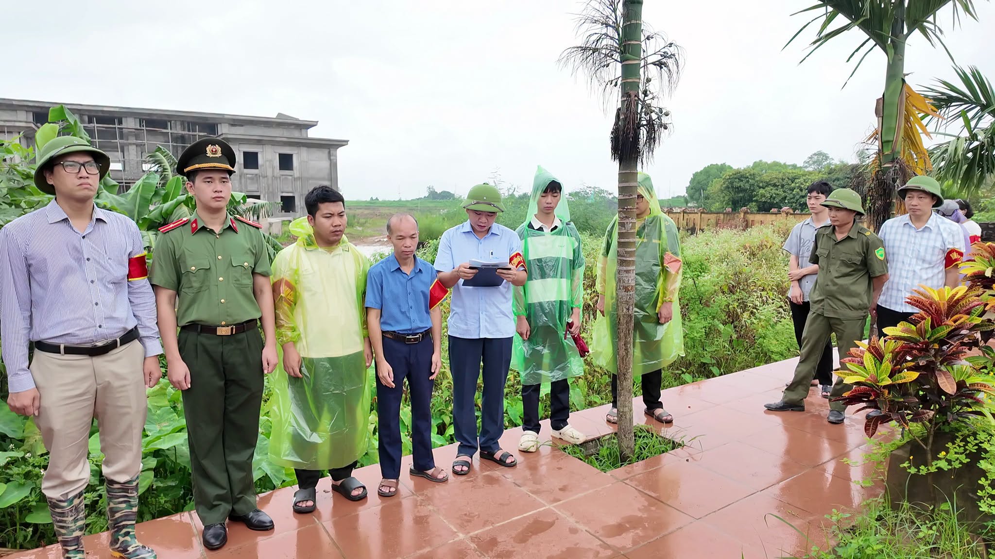 Đại diện Ban Cưỡng chế xã An Khánh đọc công khai Quyết định cưỡng chế thu hồi đất trước sự chứng kiến của chính quyền và người dân.