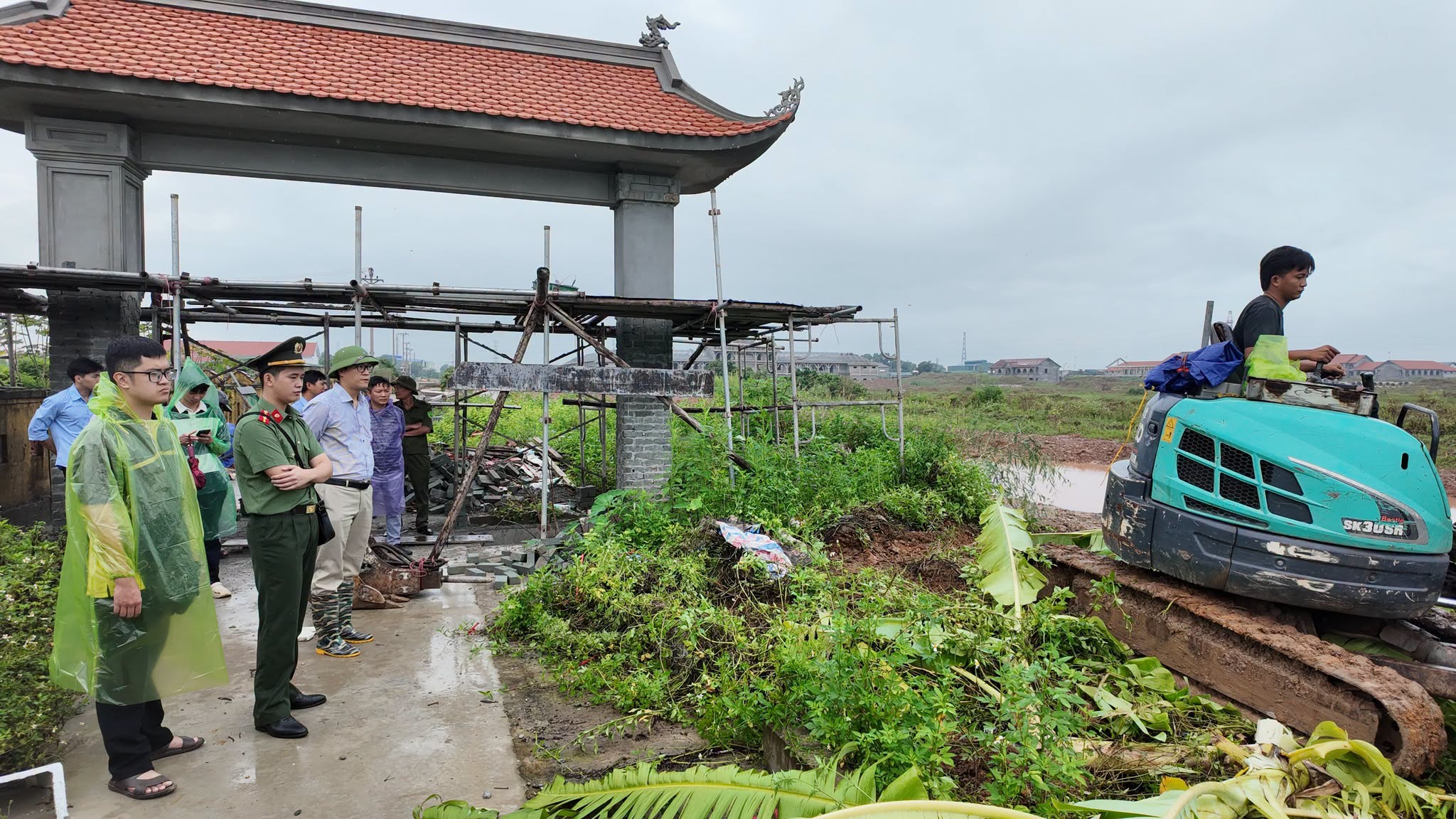 Phương tiện cơ giới tiến hành san ủi mặt bằng và cắm mốc phân định ranh giới phục vụ dự án ngay sau khi cưỡng chế.