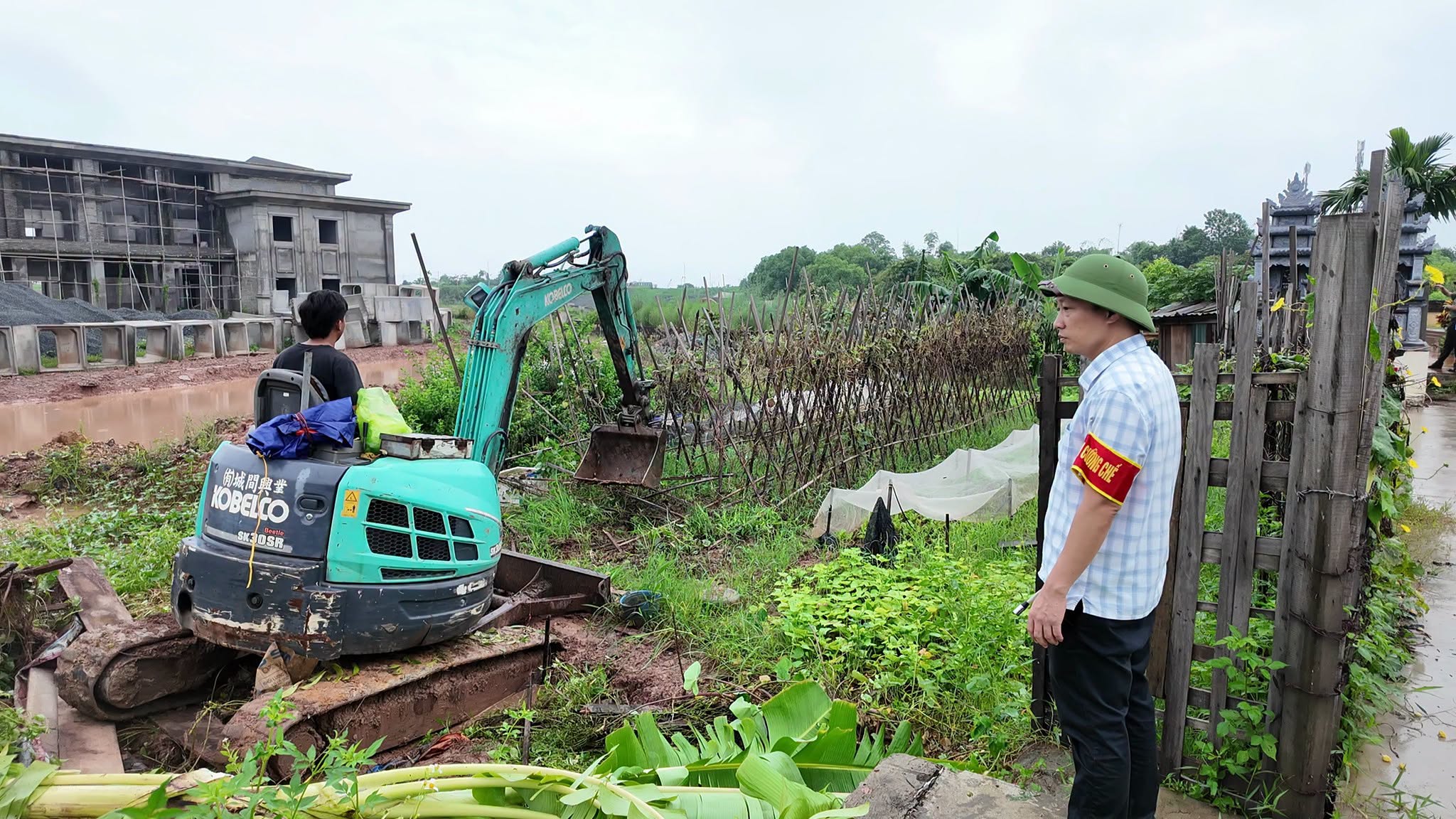 Các lực lượng chức năng xã An Khánh tập kết đầy đủ phương tiện, nhân lực tại xứ đồng Trệ sẵn sàng triển khai công tác cưỡng chế sáng 28/8.