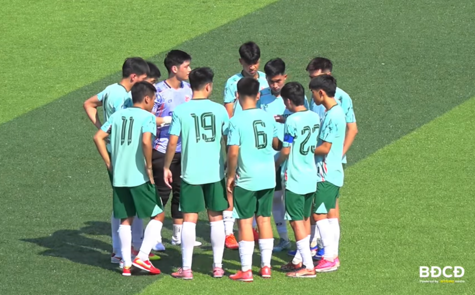 Đội hình FC An Khánh chụm lại hô vang khẩu hiệu, xốc lại tinh thần đoàn kết trước khi bước vào trận chiến.