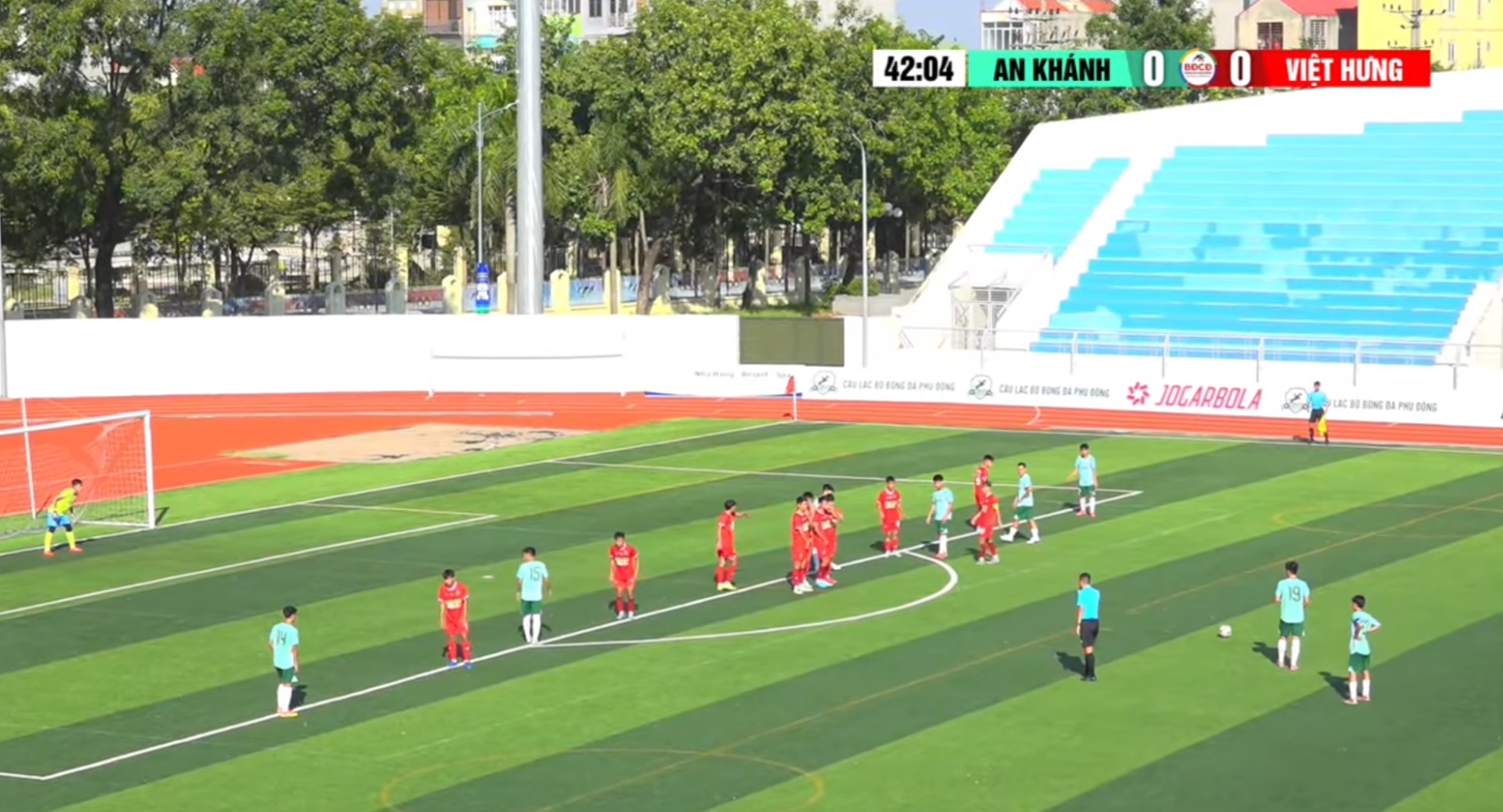 Bước sang phút 42, cơ hội nguy hiểm đến với FC An Khánh từ một quả đá phạt trực tiếp chếch bên cánh phải.