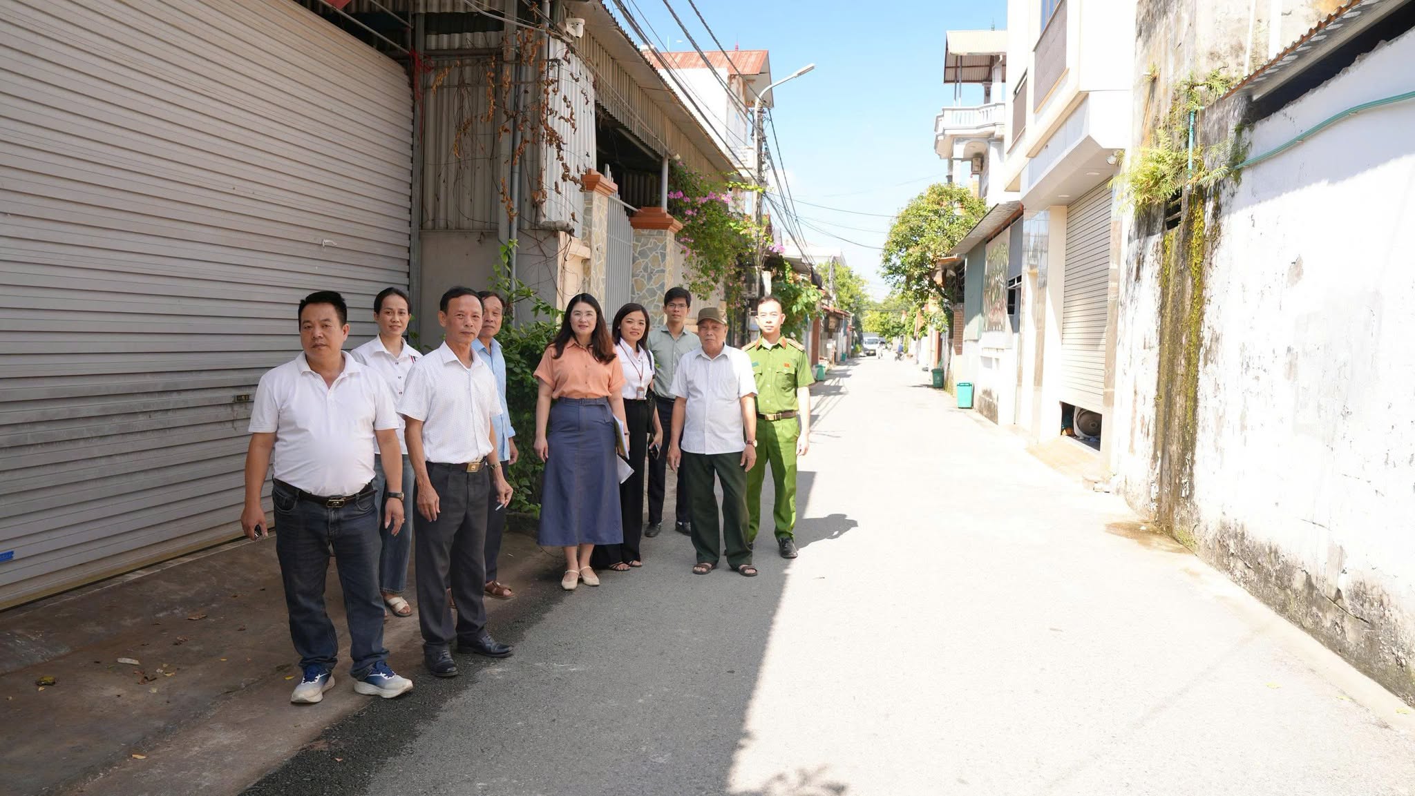 Đồng chí Ngô Thị Sinh (đứng) chủ trì cuộc họp triển khai công tác chấm điểm tại nhà văn hóa thôn.