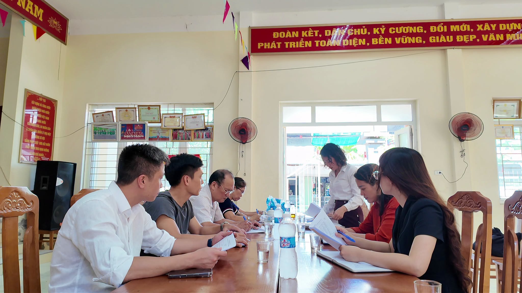 Thành viên đoàn công tác chỉ ra những khu vực cần tăng cường dọn dẹp vệ sinh và chỉnh trang cảnh quan.