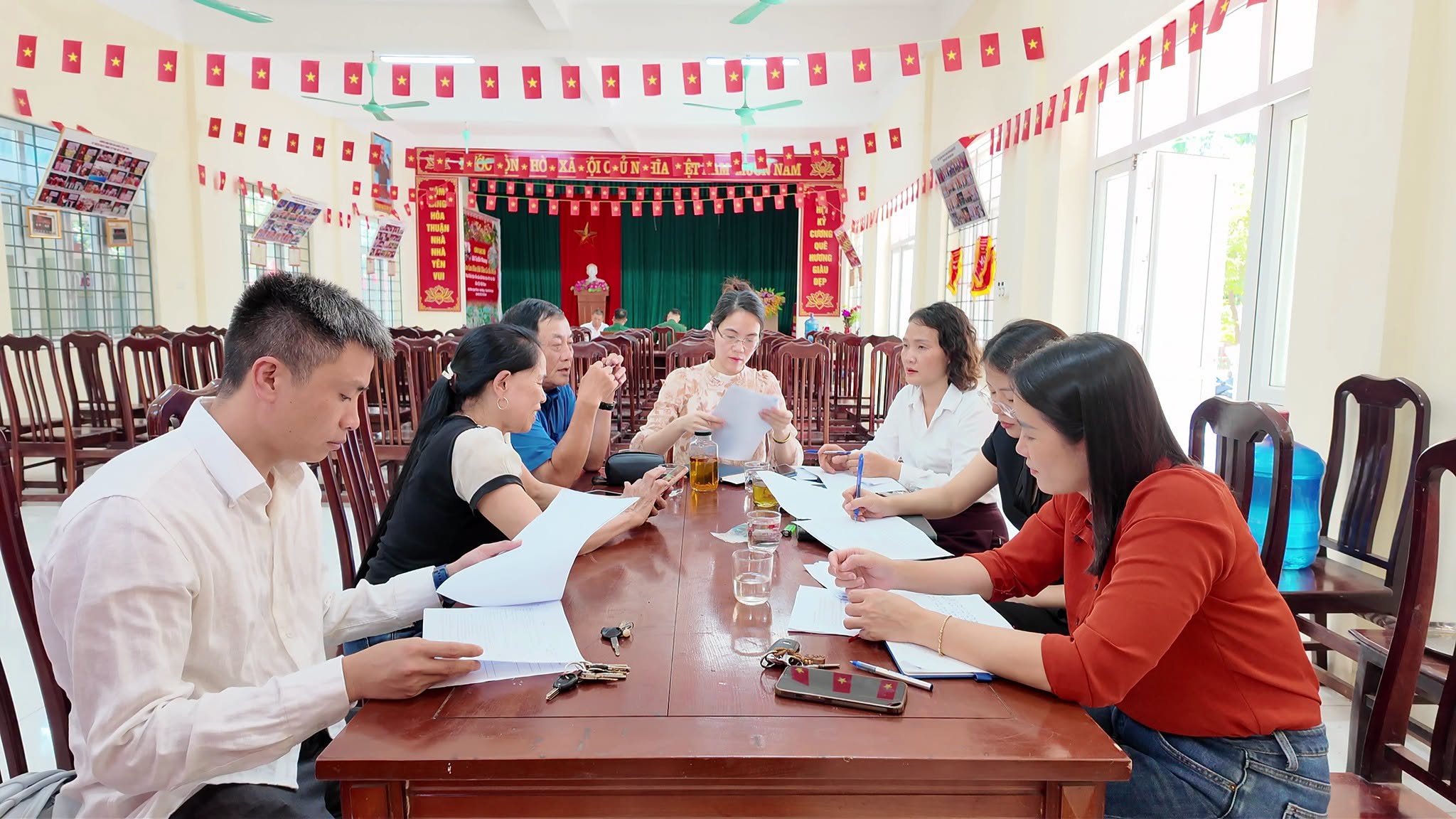 Không khí làm việc tập trung, trách nhiệm của đoàn kiểm tra nhằm bảo đảm tính công bằng, khách quan.