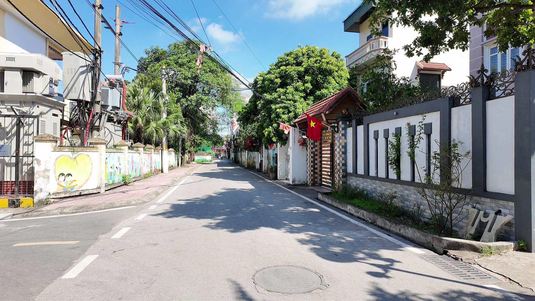 Cảnh quan đường phố khang trang, sạch đẹp, hệ thống chiếu sáng và cây xanh được quy hoạch đồng bộ.