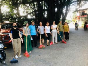 Tập thể cán bộ, hội viên Hội Nông dân hăng hái ra quân dọn dẹp vệ sinh môi trường cuối tuần.