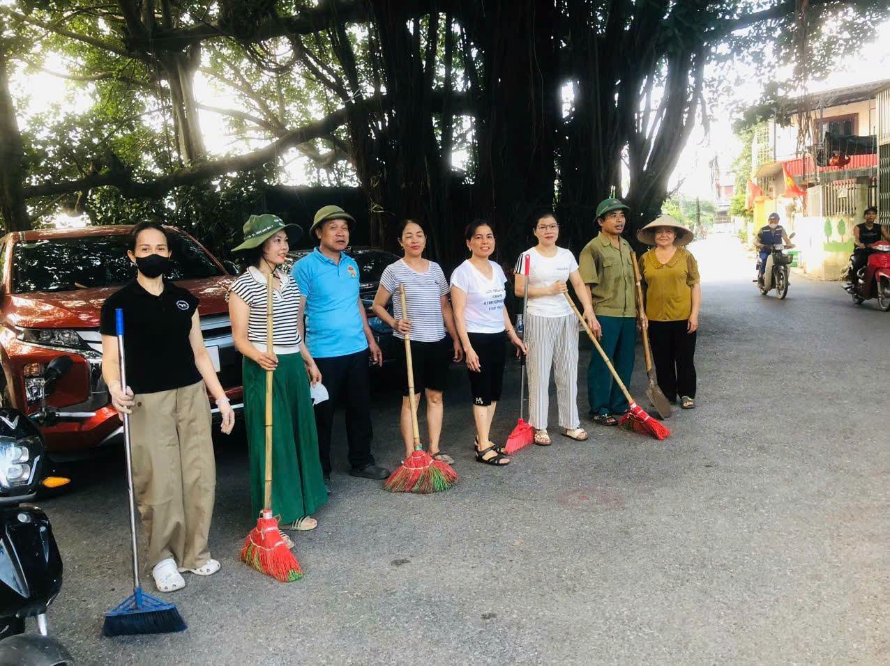 Tập thể cán bộ, hội viên Hội Nông dân hăng hái ra quân dọn dẹp vệ sinh môi trường cuối tuần.