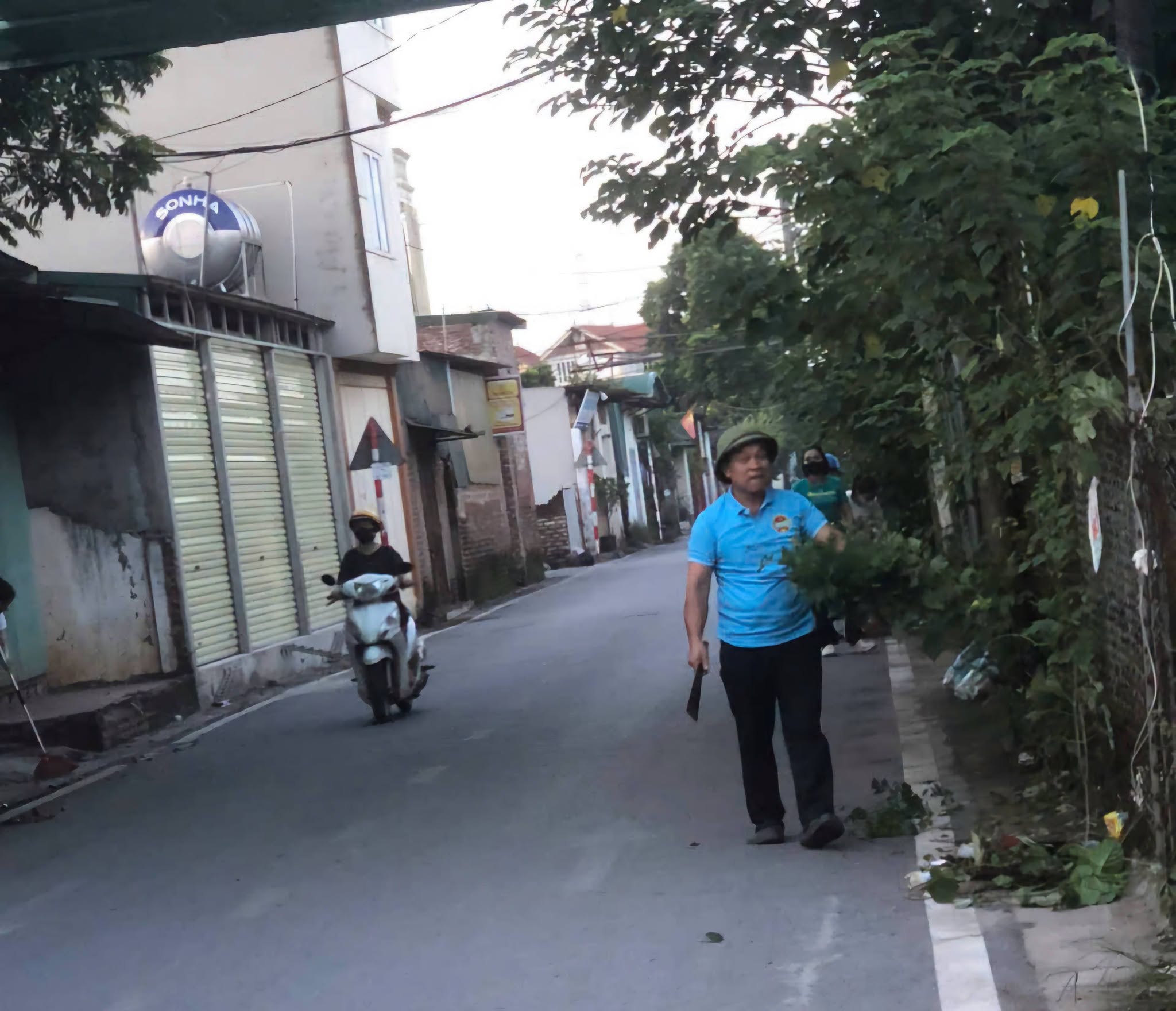 Cán bộ Hội Nông dân tích cực phát quang cây cỏ, làm sạch hành lang giao thông.