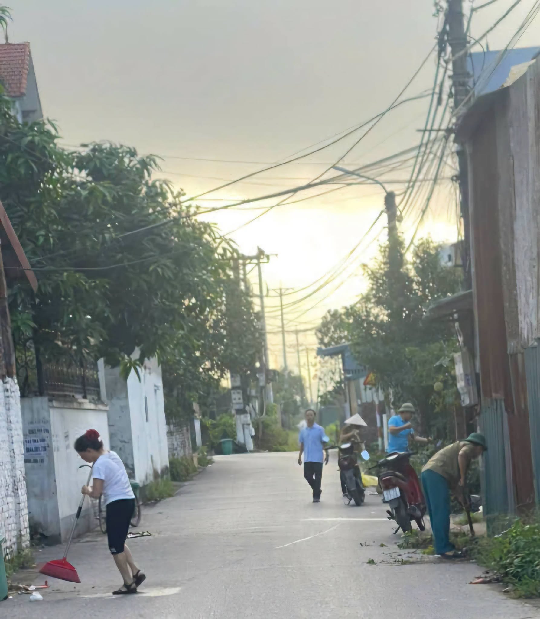 Dù sáng sớm, mọi người đã tấp nập dọn dẹp, quét tước đường xá.