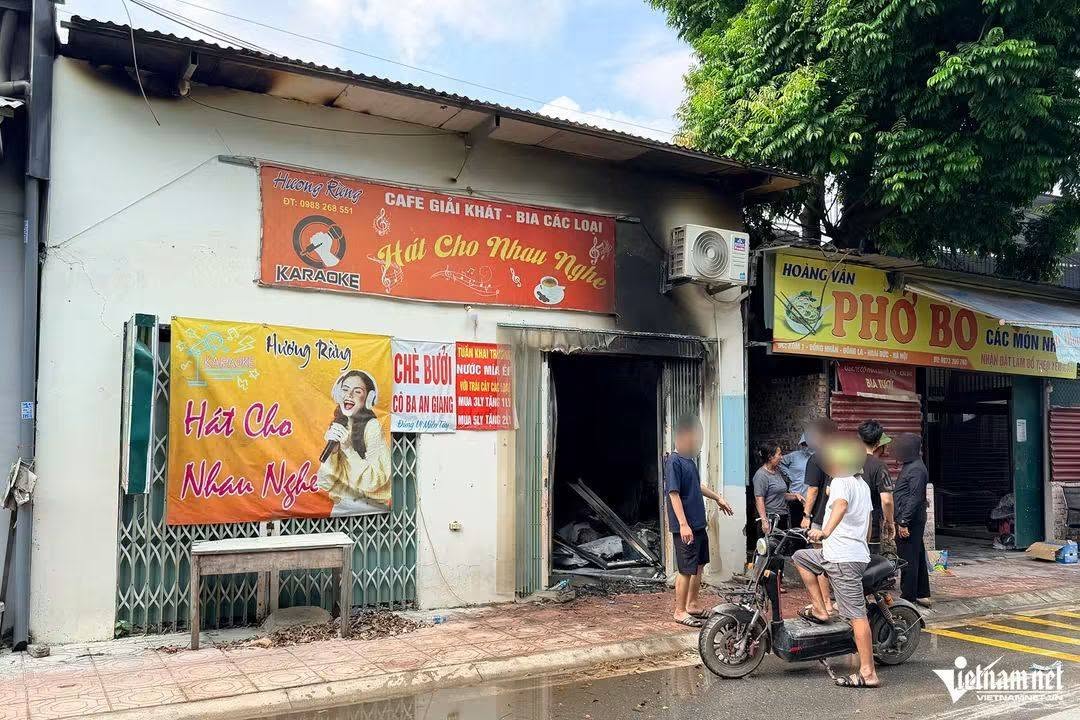 Quán nước giải khát "Hát cho nhau nghe" liền kề xưởng bánh mì bị lửa tạt sang làm hư hỏng nặng.