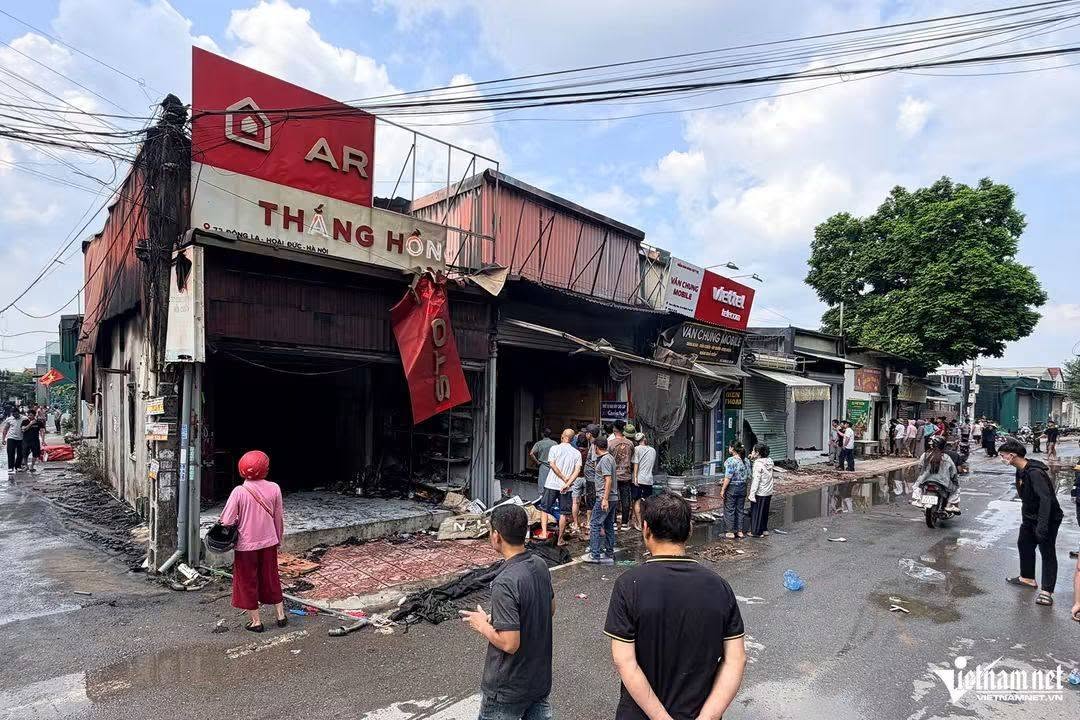 Hiện trường vụ hỏa hoạn thiêu rụi mặt tiền các ki-ốt kinh doanh trên đường Dương Nội - La Tinh.