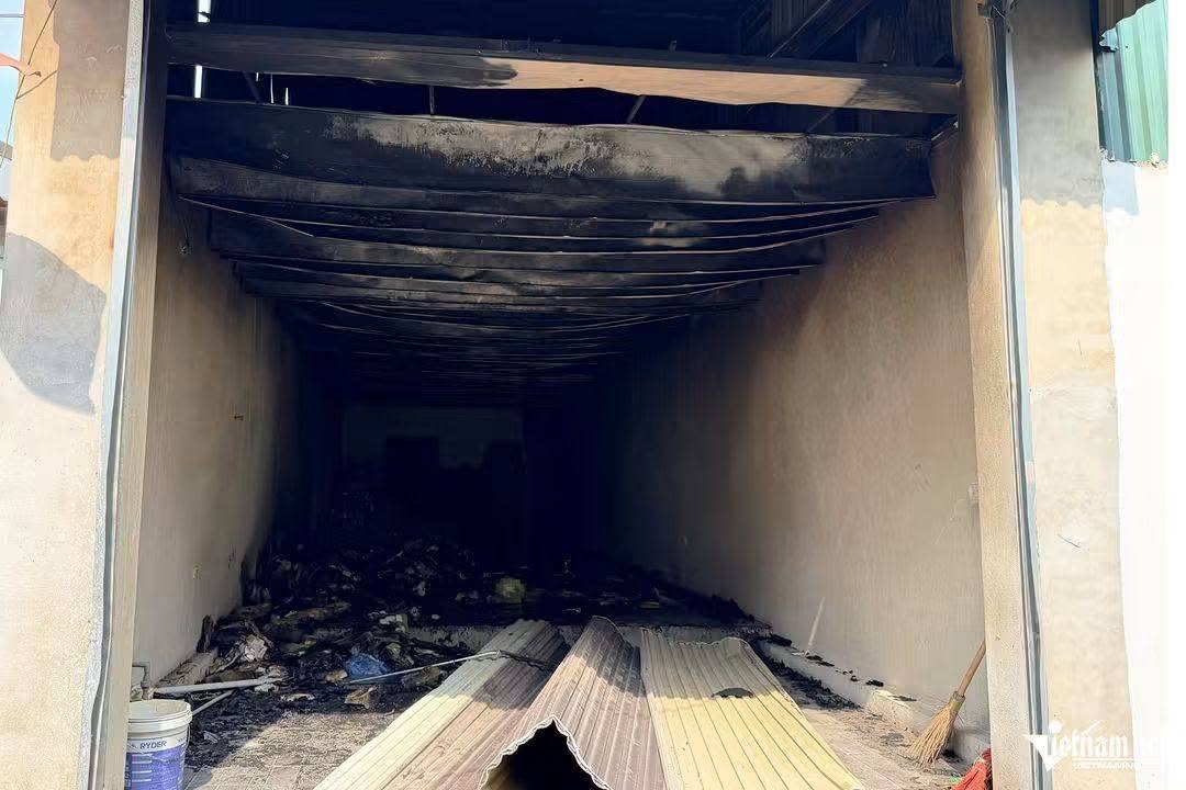 Khung cảnh hoang tàn bên trong một ki-ốt kinh doanh sau khi đám cháy đi qua.