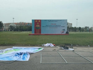 Lực lượng thi công khẩn trương hoàn tất các chi tiết kỹ thuật của sân khấu khai mạc.
