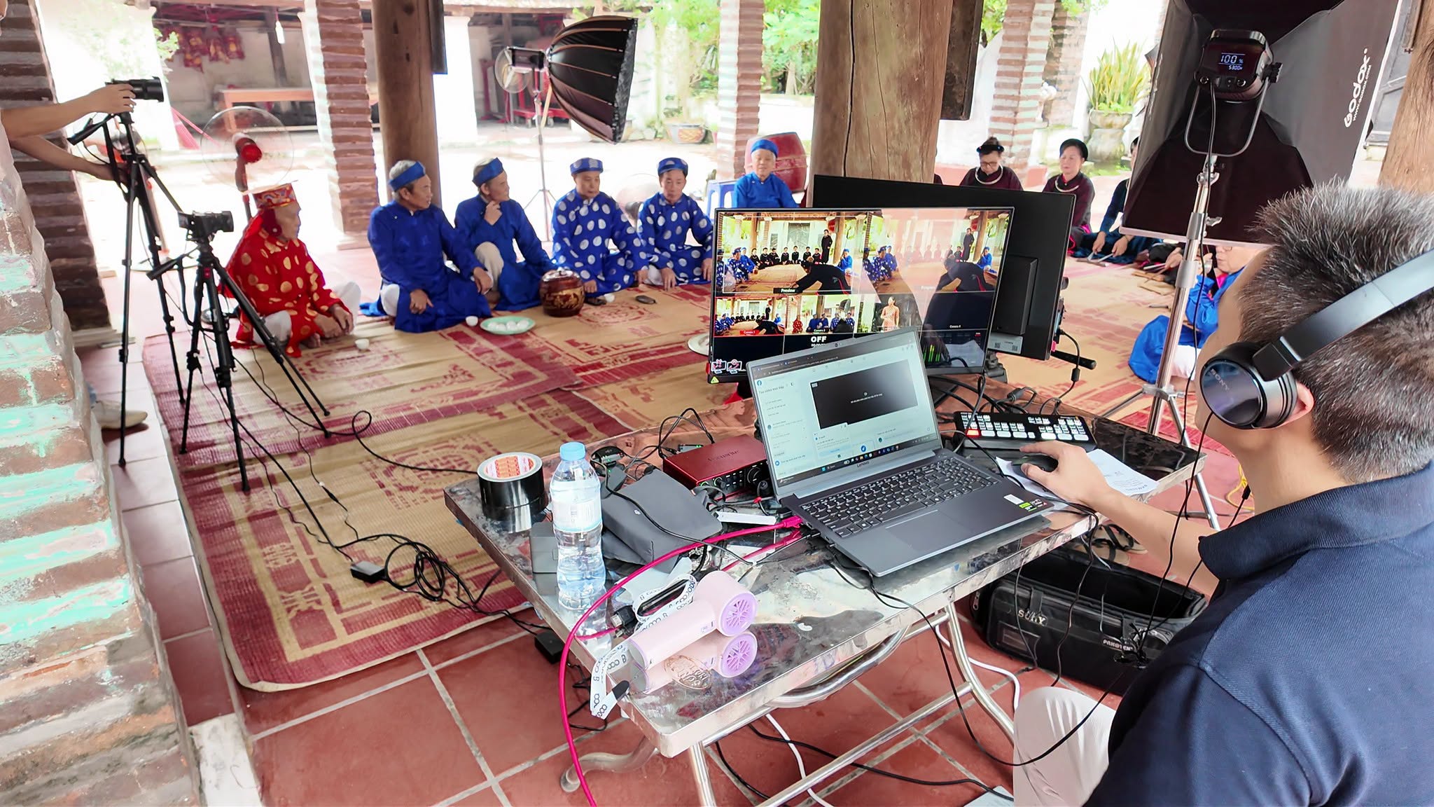 Tiếng đàn đáy, tiếng phách giòn giã hòa cùng giọng hát điêu luyện của các đào nương trong gian đình cổ kính.